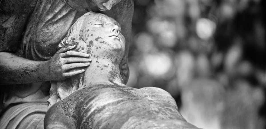 monochrome photo of statue